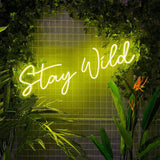 LED neonskilt i gult med teksten «Stay Wild»