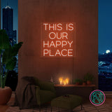 Kvadratisk LED-neonskilt: «THIS IS OUR HAPPY PLACE», varmt oransje lys