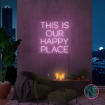 Kvadratisk LED-neonskilt: «THIS IS OUR HAPPY PLACE», lilla lys