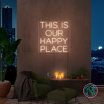 Kvadratisk LED-neonskilt: «THIS IS OUR HAPPY PLACE», varmt lys