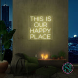 Kvadratisk LED-neonskilt: «THIS IS OUR HAPPY PLACE», grønn-gult lys