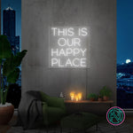 Kvadratisk LED-neonskilt: «THIS IS OUR HAPPY PLACE», hvitt lys