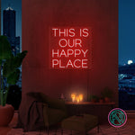 LED neonskilt med teksten «THIS IS OUR HAPPY PLACE», rødt lys