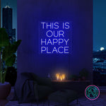 LED neonskilt med teksten «THIS IS OUR HAPPY PLACE», blått lys