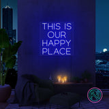 LED neonskilt med teksten «THIS IS OUR HAPPY PLACE», blått lys