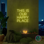 LED neonskilt med teksten «THIS IS OUR HAPPY PLACE», gult/grønt lys