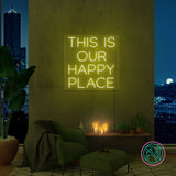 LED neonskilt med teksten «THIS IS OUR HAPPY PLACE», gult/grønt lys