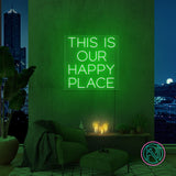 LED neonskilt med teksten «THIS IS OUR HAPPY PLACE», grønt lys