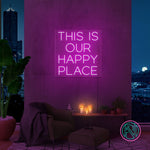 LED neonskilt med teksten «THIS IS OUR HAPPY PLACE», lilla/persisk lys