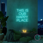 LED neonskilt med teksten «THIS IS OUR HAPPY PLACE», turkis lys