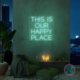 LED neonskilt med teksten «THIS IS OUR HAPPY PLACE», lys grønt lys