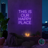LED neonskilt med teksten «THIS IS OUR HAPPY PLACE», fiolett lys