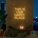 LED neonskilt med teksten «THIS IS OUR HAPPY PLACE», varmt gult lys