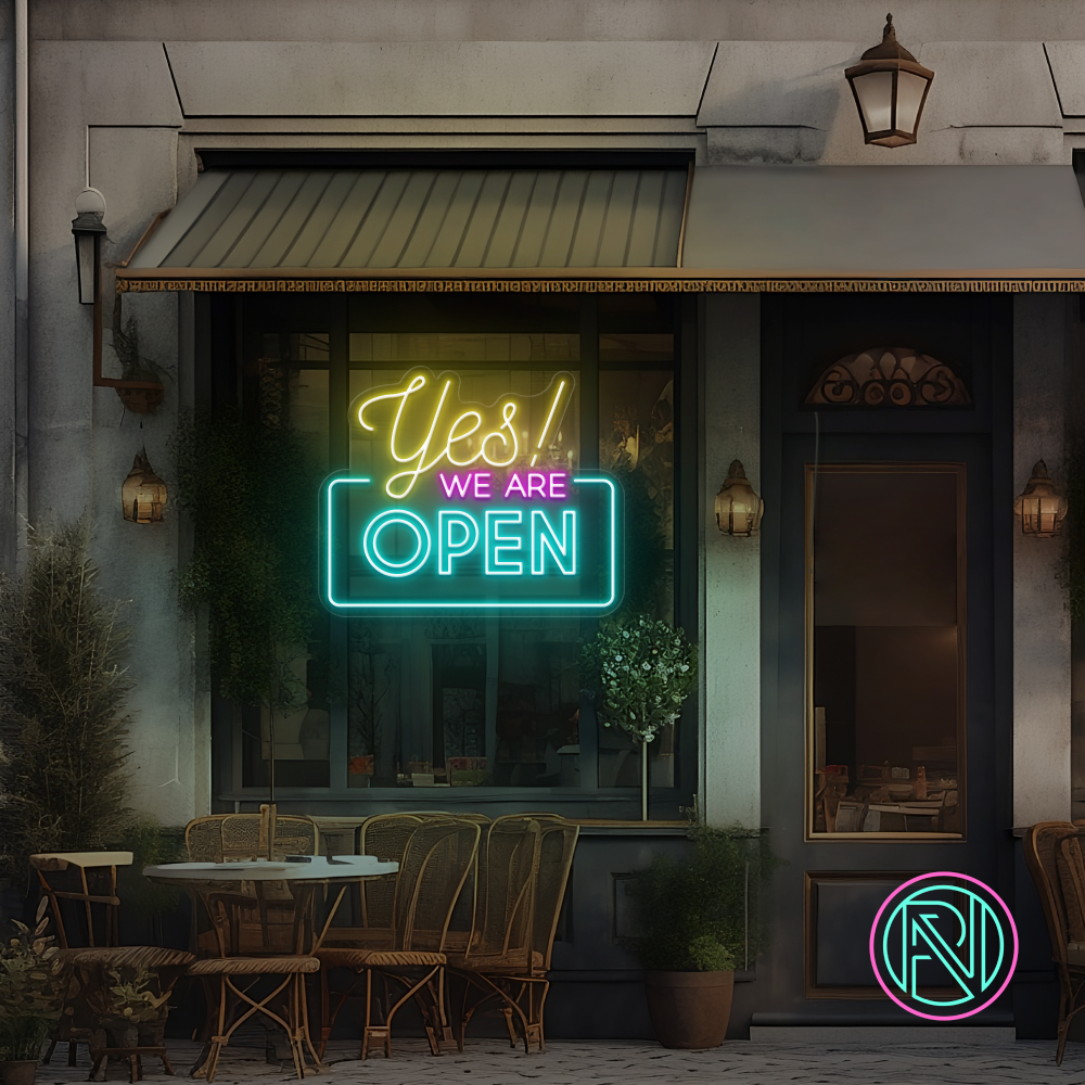 Vår 'yes! we are open' led-neonskilt lyser opp din forretningsfasade med et innbydende budskap. Iøynefallende i hot pink, lemon yellow eller sky blue, dette skiltet er designet for å tiltrekke kunder og signalisere at du er klar til å ta imot dem. Perfekt for å vekke oppmerksomhet og sette en energisk tone.