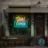 LED-neonskilt med «Yes! WE ARE OPEN», gul og blå lysføring