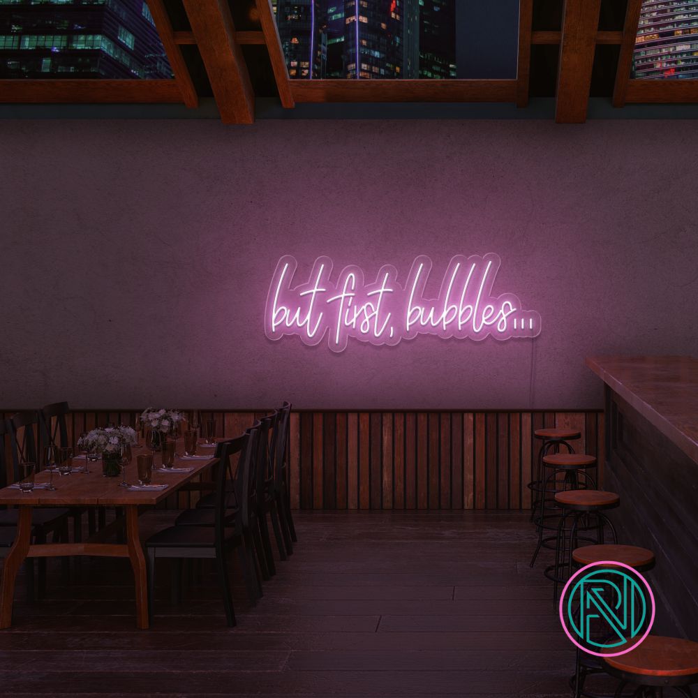 Skap et skinnende blikkfang med vårt 'but first bubbles' led neonskilt. Perfekt for å sette stemningen i en bar, butikk eller hjemme, dette neonskiltet kombinerer morsom tekst med en stilren estetikk. Velg din favorittfarge for å tilpasse det til ditt rom og din stil.