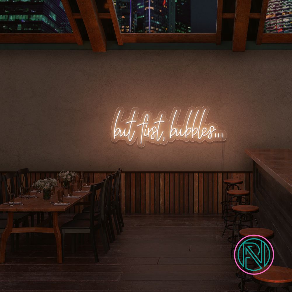 Skap et skinnende blikkfang med vårt 'but first bubbles' led neonskilt. Perfekt for å sette stemningen i en bar, butikk eller hjemme, dette neonskiltet kombinerer morsom tekst med en stilren estetikk. Velg din favorittfarge for å tilpasse det til ditt rom og din stil.