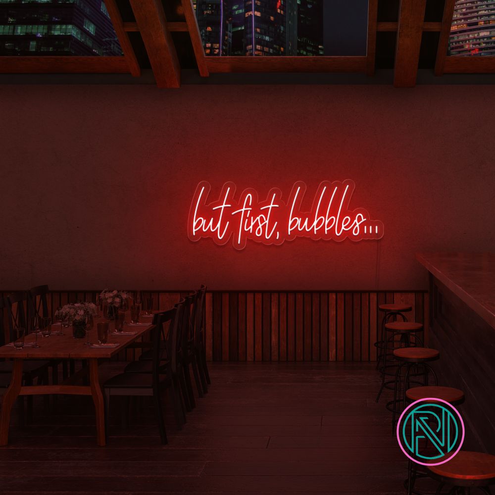 Skap et skinnende blikkfang med vårt 'but first bubbles' led neonskilt. Perfekt for å sette stemningen i en bar, butikk eller hjemme, dette neonskiltet kombinerer morsom tekst med en stilren estetikk. Velg din favorittfarge for å tilpasse det til ditt rom og din stil.