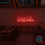 Skap et skinnende blikkfang med vårt 'but first bubbles' led neonskilt. Perfekt for å sette stemningen i en bar, butikk eller hjemme, dette neonskiltet kombinerer morsom tekst med en stilren estetikk. Velg din favorittfarge for å tilpasse det til ditt rom og din stil.