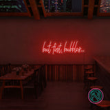 Skap et skinnende blikkfang med vårt 'but first bubbles' led neonskilt. Perfekt for å sette stemningen i en bar, butikk eller hjemme, dette neonskiltet kombinerer morsom tekst med en stilren estetikk. Velg din favorittfarge for å tilpasse det til ditt rom og din stil.