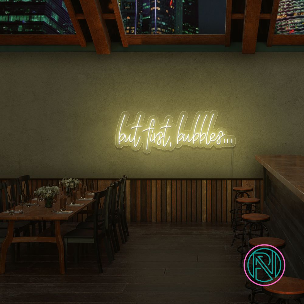 Skap et skinnende blikkfang med vårt 'but first bubbles' led neonskilt. Perfekt for å sette stemningen i en bar, butikk eller hjemme, dette neonskiltet kombinerer morsom tekst med en stilren estetikk. Velg din favorittfarge for å tilpasse det til ditt rom og din stil.