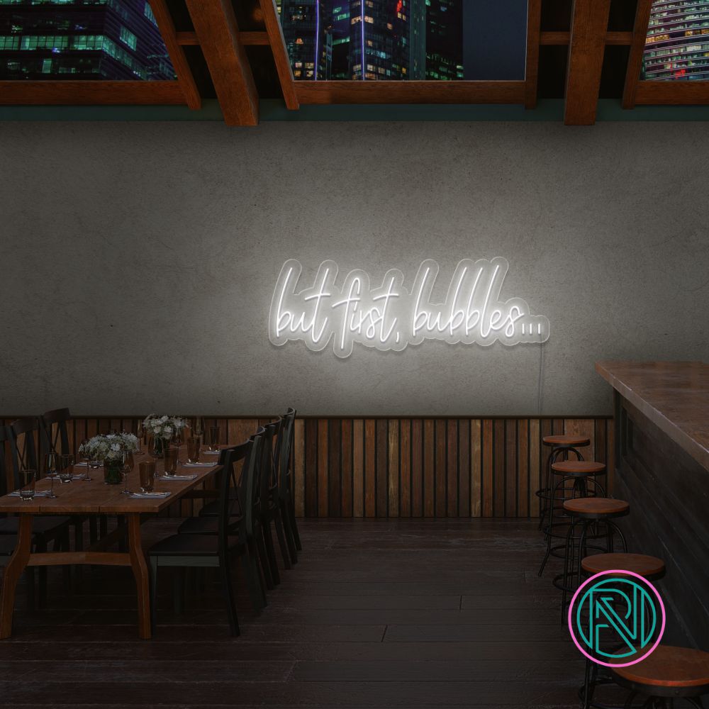 Skap et skinnende blikkfang med vårt 'but first bubbles' led neonskilt. Perfekt for å sette stemningen i en bar, butikk eller hjemme, dette neonskiltet kombinerer morsom tekst med en stilren estetikk. Velg din favorittfarge for å tilpasse det til ditt rom og din stil.