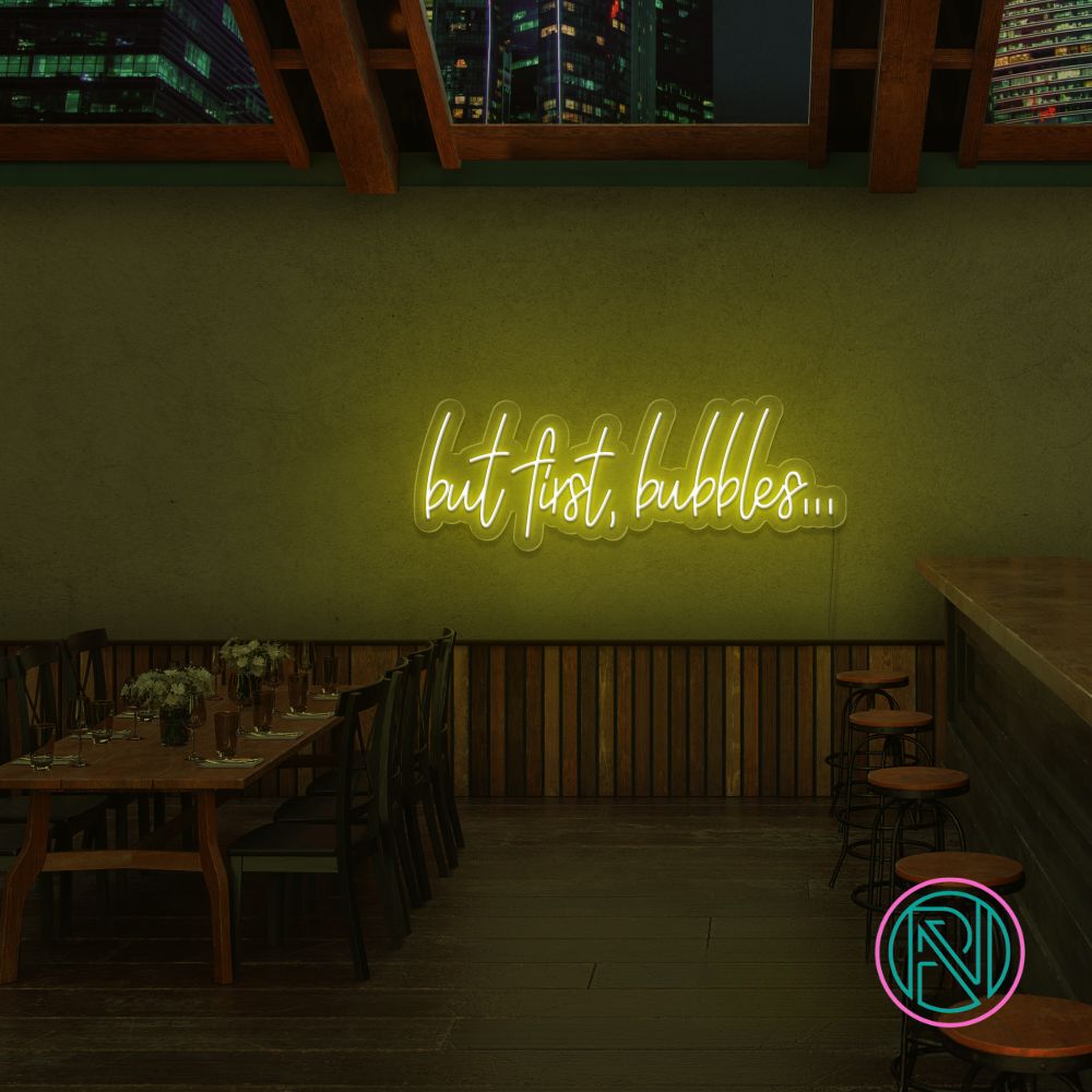 Skap et skinnende blikkfang med vårt 'but first bubbles' led neonskilt. Perfekt for å sette stemningen i en bar, butikk eller hjemme, dette neonskiltet kombinerer morsom tekst med en stilren estetikk. Velg din favorittfarge for å tilpasse det til ditt rom og din stil.