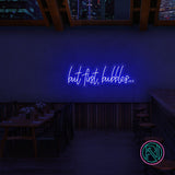 Skap et skinnende blikkfang med vårt 'but first bubbles' led neonskilt. Perfekt for å sette stemningen i en bar, butikk eller hjemme, dette neonskiltet kombinerer morsom tekst med en stilren estetikk. Velg din favorittfarge for å tilpasse det til ditt rom og din stil.