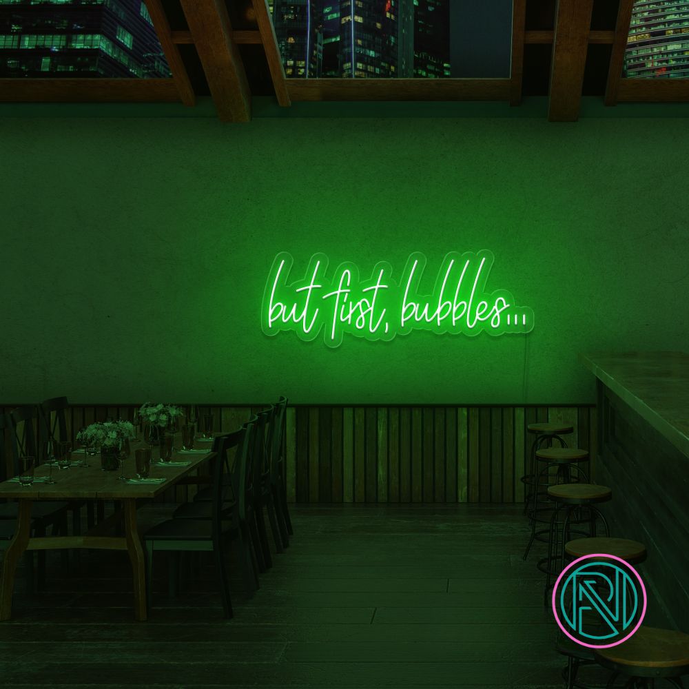 Skap et skinnende blikkfang med vårt 'but first bubbles' led neonskilt. Perfekt for å sette stemningen i en bar, butikk eller hjemme, dette neonskiltet kombinerer morsom tekst med en stilren estetikk. Velg din favorittfarge for å tilpasse det til ditt rom og din stil.
