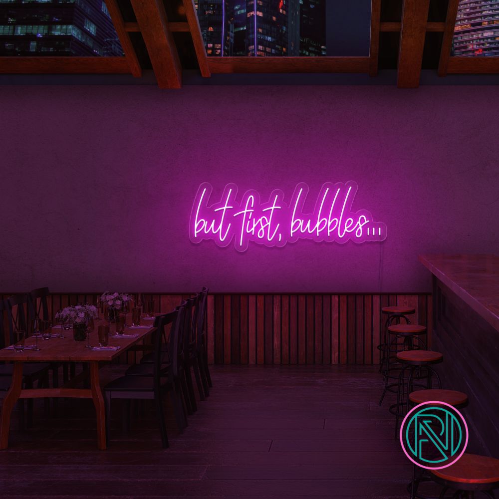 Skap et skinnende blikkfang med vårt 'but first bubbles' led neonskilt. Perfekt for å sette stemningen i en bar, butikk eller hjemme, dette neonskiltet kombinerer morsom tekst med en stilren estetikk. Velg din favorittfarge for å tilpasse det til ditt rom og din stil.
