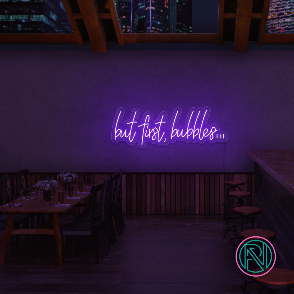 Skap et skinnende blikkfang med vårt 'but first bubbles' led neonskilt. Perfekt for å sette stemningen i en bar, butikk eller hjemme, dette neonskiltet kombinerer morsom tekst med en stilren estetikk. Velg din favorittfarge for å tilpasse det til ditt rom og din stil.