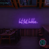 Skap et skinnende blikkfang med vårt 'but first bubbles' led neonskilt. Perfekt for å sette stemningen i en bar, butikk eller hjemme, dette neonskiltet kombinerer morsom tekst med en stilren estetikk. Velg din favorittfarge for å tilpasse det til ditt rom og din stil.