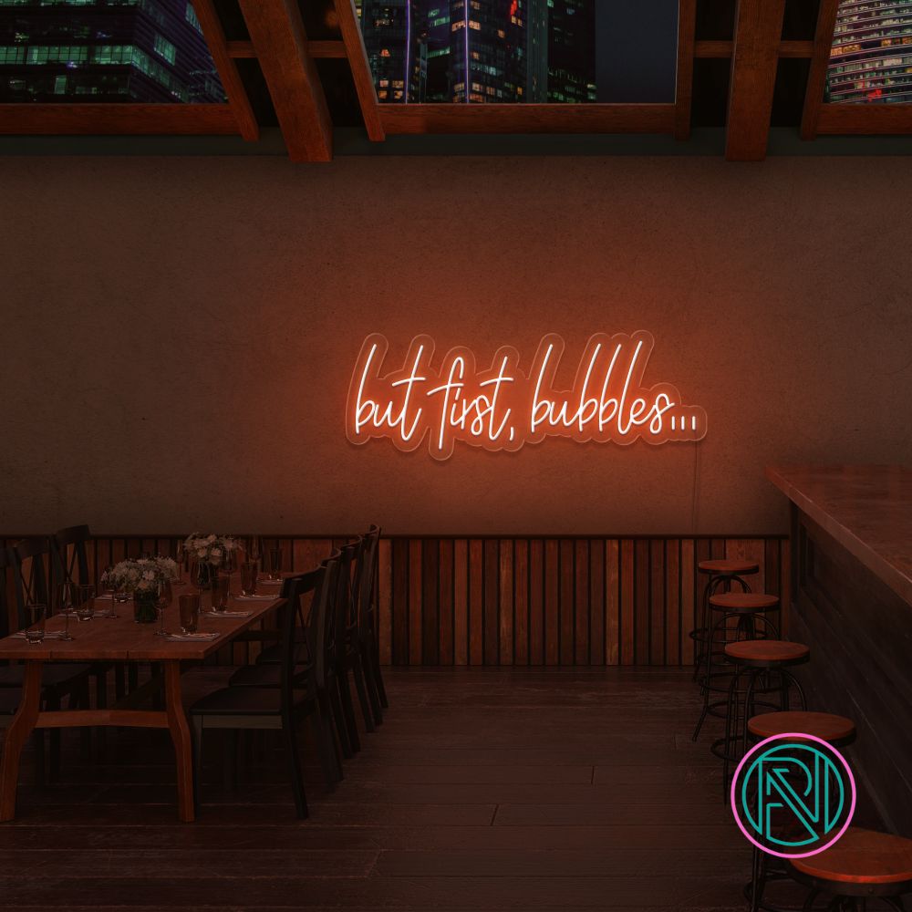 Skap et skinnende blikkfang med vårt 'but first bubbles' led neonskilt. Perfekt for å sette stemningen i en bar, butikk eller hjemme, dette neonskiltet kombinerer morsom tekst med en stilren estetikk. Velg din favorittfarge for å tilpasse det til ditt rom og din stil.