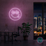 Skap en spennende stemning med vårt 'crazy face' led-neonskilt. Perfekt for å legge til et lekent og dristig preg på ethvert rom, dette neonskiltet kombinerer morsom design med levende lys for å skape en unik og fengende atmosfære. Velg din favorittfarge og gi rommet et snev av galskap.