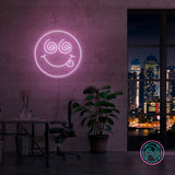 Skap en spennende stemning med vårt 'crazy face' led-neonskilt. Perfekt for å legge til et lekent og dristig preg på ethvert rom, dette neonskiltet kombinerer morsom design med levende lys for å skape en unik og fengende atmosfære. Velg din favorittfarge og gi rommet et snev av galskap.