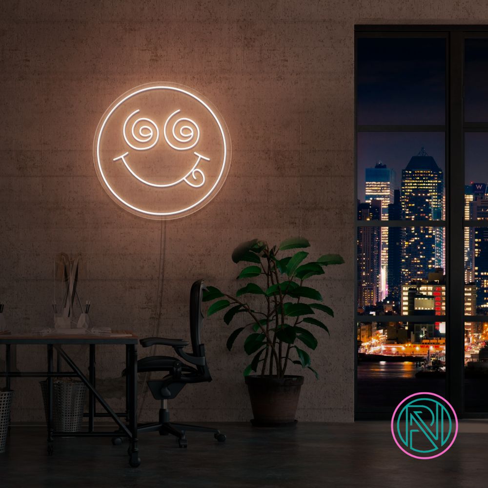 Skap en spennende stemning med vårt 'crazy face' led-neonskilt. Perfekt for å legge til et lekent og dristig preg på ethvert rom, dette neonskiltet kombinerer morsom design med levende lys for å skape en unik og fengende atmosfære. Velg din favorittfarge og gi rommet et snev av galskap.
