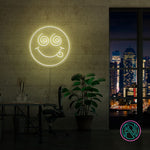Skap en spennende stemning med vårt 'crazy face' led-neonskilt. Perfekt for å legge til et lekent og dristig preg på ethvert rom, dette neonskiltet kombinerer morsom design med levende lys for å skape en unik og fengende atmosfære. Velg din favorittfarge og gi rommet et snev av galskap.
