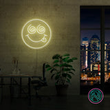 Skap en spennende stemning med vårt 'crazy face' led-neonskilt. Perfekt for å legge til et lekent og dristig preg på ethvert rom, dette neonskiltet kombinerer morsom design med levende lys for å skape en unik og fengende atmosfære. Velg din favorittfarge og gi rommet et snev av galskap.