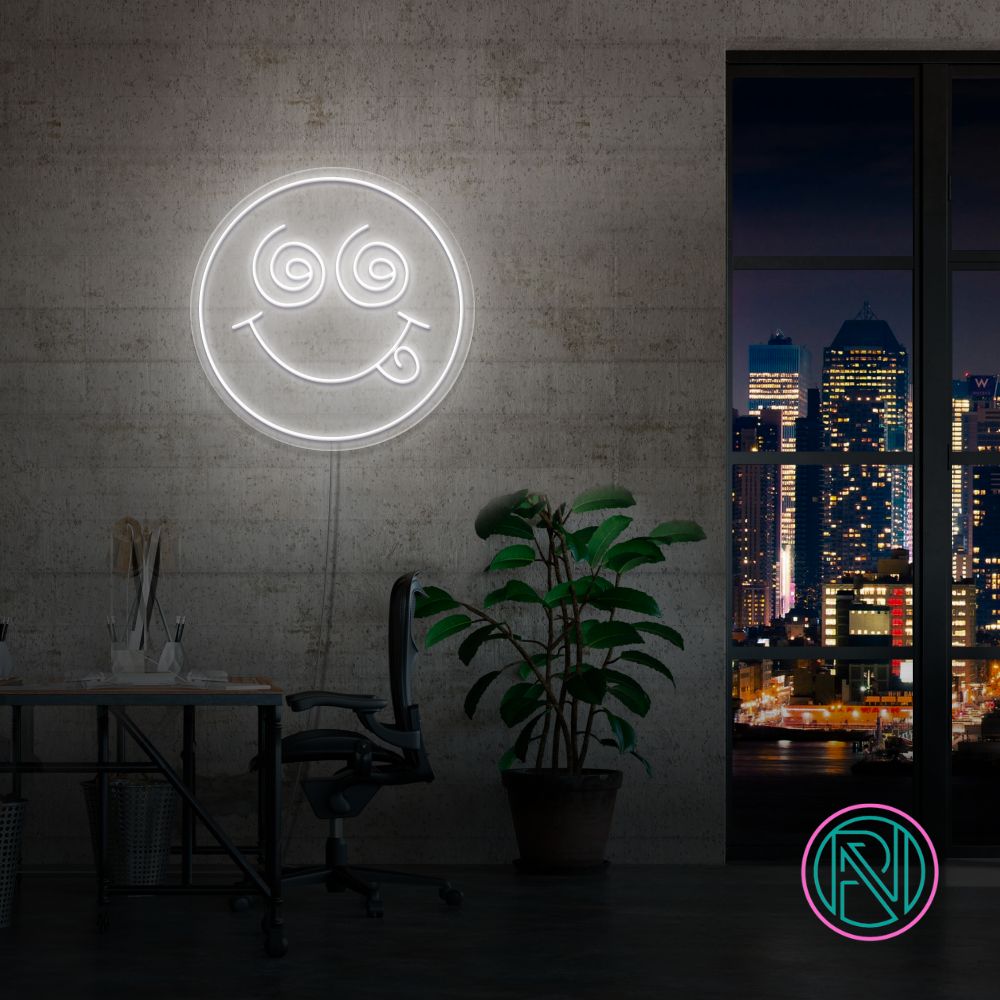 Skap en spennende stemning med vårt 'crazy face' led-neonskilt. Perfekt for å legge til et lekent og dristig preg på ethvert rom, dette neonskiltet kombinerer morsom design med levende lys for å skape en unik og fengende atmosfære. Velg din favorittfarge og gi rommet et snev av galskap.