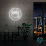 Skap en spennende stemning med vårt 'crazy face' led-neonskilt. Perfekt for å legge til et lekent og dristig preg på ethvert rom, dette neonskiltet kombinerer morsom design med levende lys for å skape en unik og fengende atmosfære. Velg din favorittfarge og gi rommet et snev av galskap.