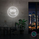 Skap en spennende stemning med vårt 'crazy face' led-neonskilt. Perfekt for å legge til et lekent og dristig preg på ethvert rom, dette neonskiltet kombinerer morsom design med levende lys for å skape en unik og fengende atmosfære. Velg din favorittfarge og gi rommet et snev av galskap.