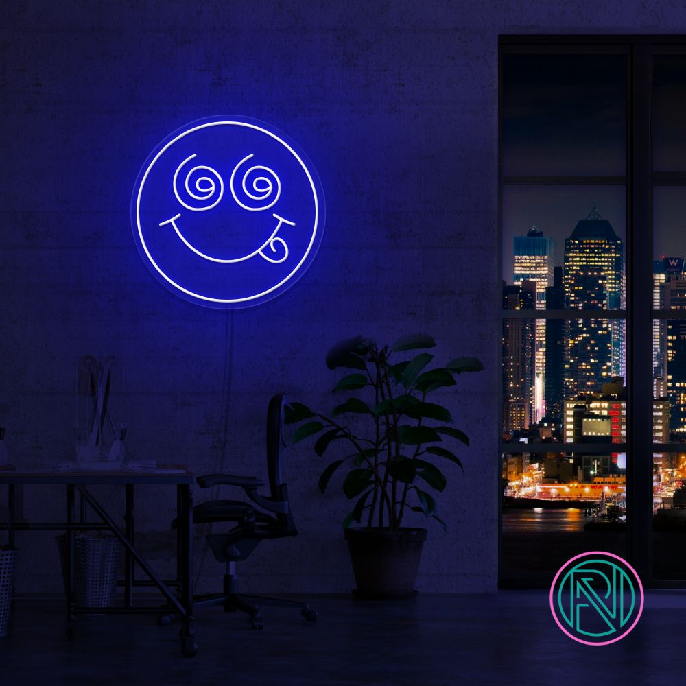 Skap en spennende stemning med vårt 'crazy face' led-neonskilt. Perfekt for å legge til et lekent og dristig preg på ethvert rom, dette neonskiltet kombinerer morsom design med levende lys for å skape en unik og fengende atmosfære. Velg din favorittfarge og gi rommet et snev av galskap.