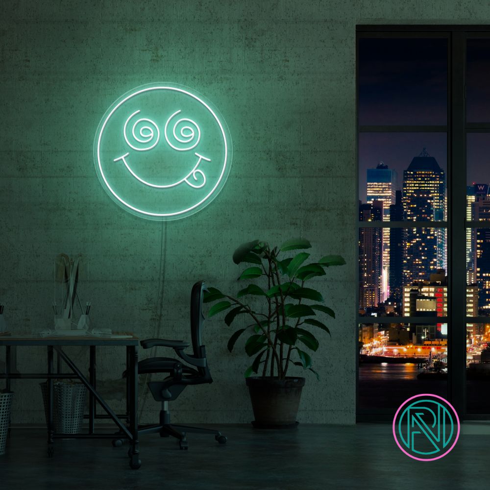 Skap en spennende stemning med vårt 'crazy face' led-neonskilt. Perfekt for å legge til et lekent og dristig preg på ethvert rom, dette neonskiltet kombinerer morsom design med levende lys for å skape en unik og fengende atmosfære. Velg din favorittfarge og gi rommet et snev av galskap.