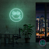 Skap en spennende stemning med vårt 'crazy face' led-neonskilt. Perfekt for å legge til et lekent og dristig preg på ethvert rom, dette neonskiltet kombinerer morsom design med levende lys for å skape en unik og fengende atmosfære. Velg din favorittfarge og gi rommet et snev av galskap.