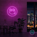 Skap en spennende stemning med vårt 'crazy face' led-neonskilt. Perfekt for å legge til et lekent og dristig preg på ethvert rom, dette neonskiltet kombinerer morsom design med levende lys for å skape en unik og fengende atmosfære. Velg din favorittfarge og gi rommet et snev av galskap.