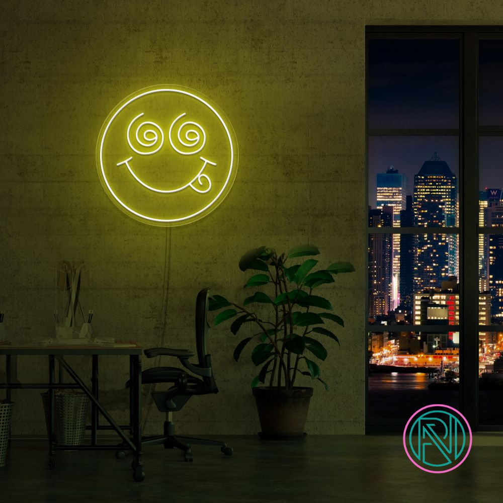 Skap en spennende stemning med vårt 'crazy face' led-neonskilt. Perfekt for å legge til et lekent og dristig preg på ethvert rom, dette neonskiltet kombinerer morsom design med levende lys for å skape en unik og fengende atmosfære. Velg din favorittfarge og gi rommet et snev av galskap.