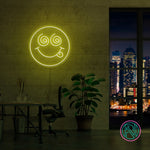 Skap en spennende stemning med vårt 'crazy face' led-neonskilt. Perfekt for å legge til et lekent og dristig preg på ethvert rom, dette neonskiltet kombinerer morsom design med levende lys for å skape en unik og fengende atmosfære. Velg din favorittfarge og gi rommet et snev av galskap.