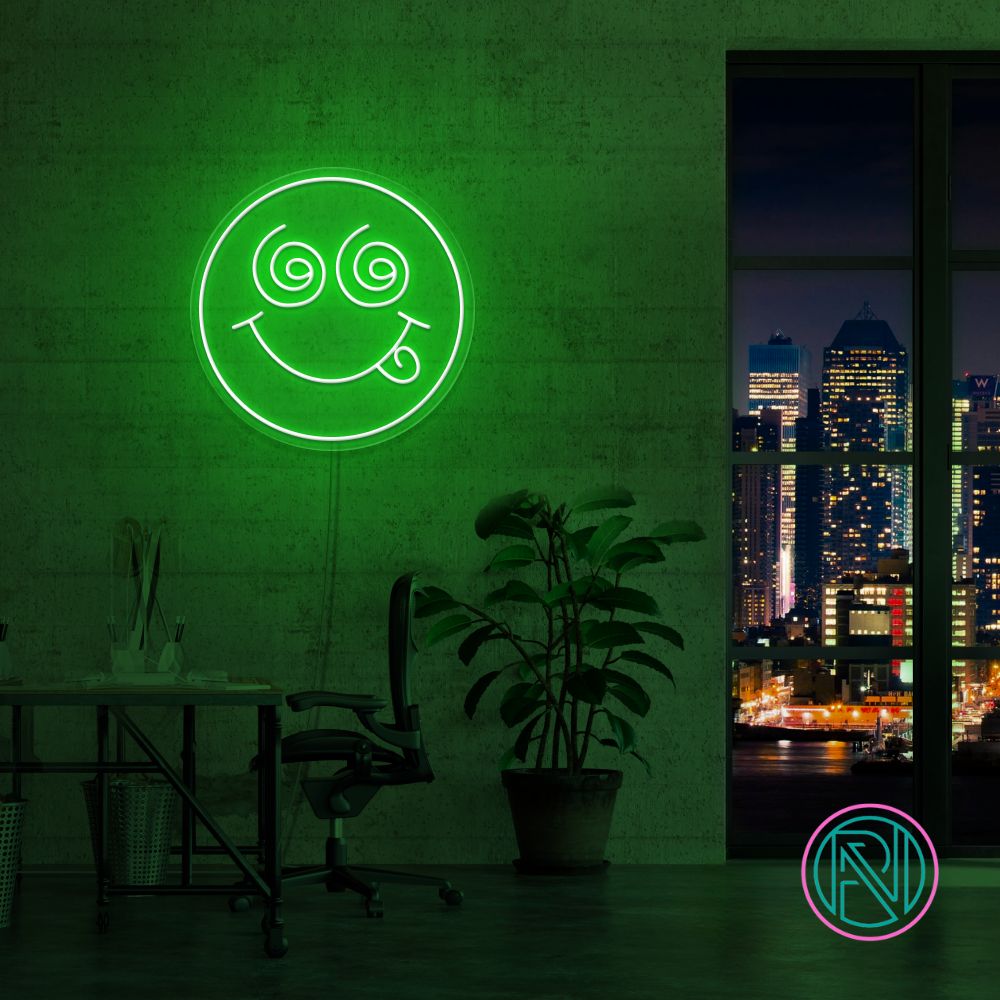 Skap en spennende stemning med vårt 'crazy face' led-neonskilt. Perfekt for å legge til et lekent og dristig preg på ethvert rom, dette neonskiltet kombinerer morsom design med levende lys for å skape en unik og fengende atmosfære. Velg din favorittfarge og gi rommet et snev av galskap.
