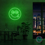 Skap en spennende stemning med vårt 'crazy face' led-neonskilt. Perfekt for å legge til et lekent og dristig preg på ethvert rom, dette neonskiltet kombinerer morsom design med levende lys for å skape en unik og fengende atmosfære. Velg din favorittfarge og gi rommet et snev av galskap.