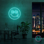 Skap en spennende stemning med vårt 'crazy face' led-neonskilt. Perfekt for å legge til et lekent og dristig preg på ethvert rom, dette neonskiltet kombinerer morsom design med levende lys for å skape en unik og fengende atmosfære. Velg din favorittfarge og gi rommet et snev av galskap.